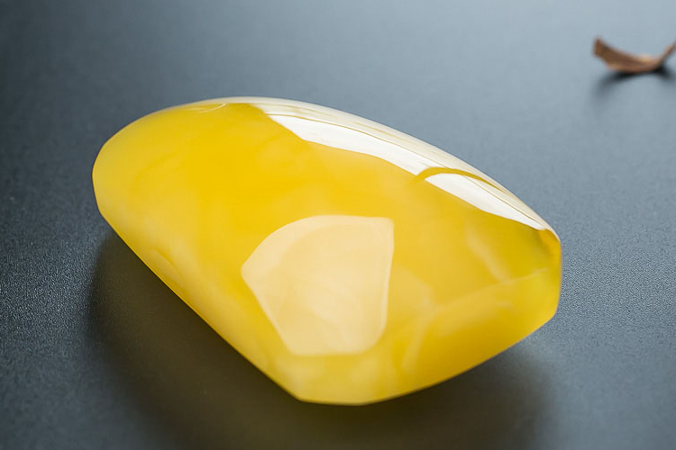 琥珀和蜜蠟?zāi)膫€(gè)貴？哪個(gè)價(jià)值更高？（2）