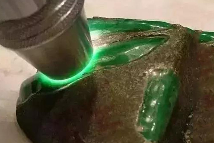 a貨翡翠在手電光下圖，如何正確使用強(qiáng)光手電鑒定翡翠？（5）