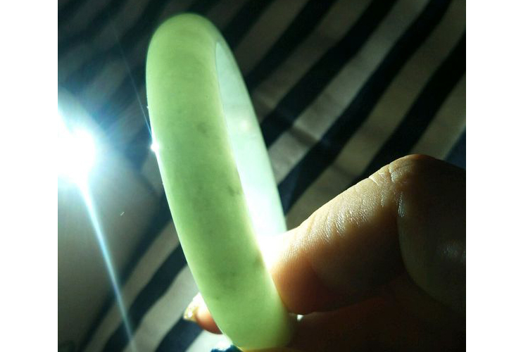 a貨翡翠在手電光下圖，如何正確使用強(qiáng)光手電鑒定翡翠？（9）