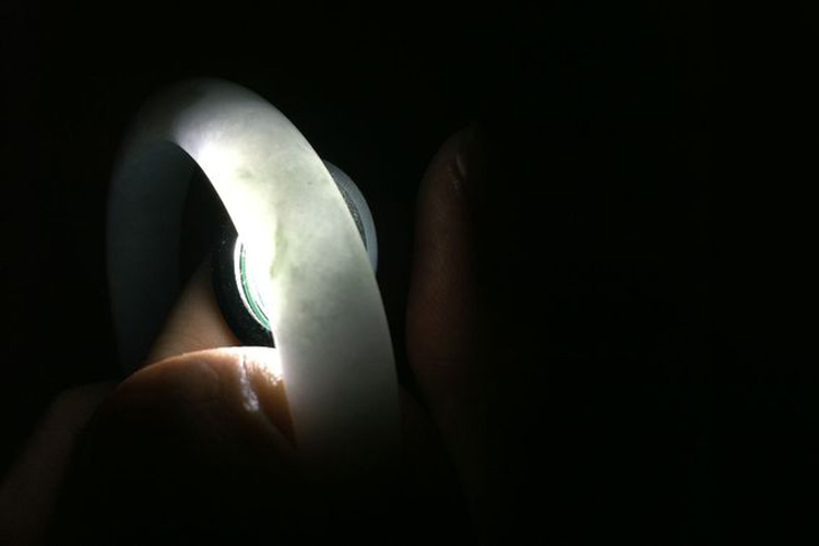 a貨翡翠在手電光下圖，如何正確使用強(qiáng)光手電鑒定翡翠？（10）
