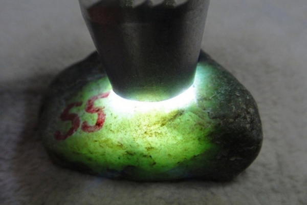 a貨翡翠在手電光下圖，如何正確使用強光手電鑒定翡翠？