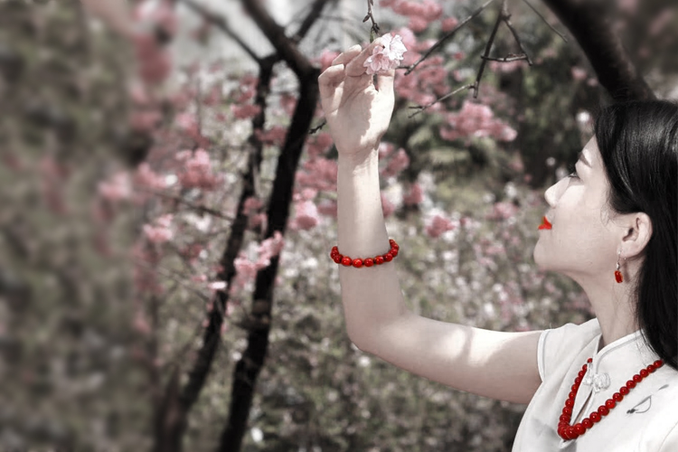 女人戴紅珊瑚項(xiàng)鏈圖片，紅珊瑚項(xiàng)鏈欣賞（3）