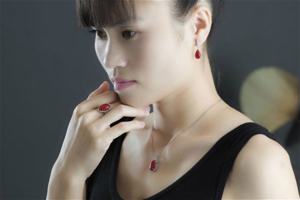 女人戴紅珊瑚項鏈圖片，紅珊瑚項鏈欣賞