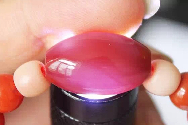 南紅瑪瑙鑒別強(qiáng)光圖片，怎樣鑒定南紅瑪瑙？