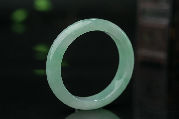 翡翠a貨手鐲淺綠色手鐲圖片欣賞（9）