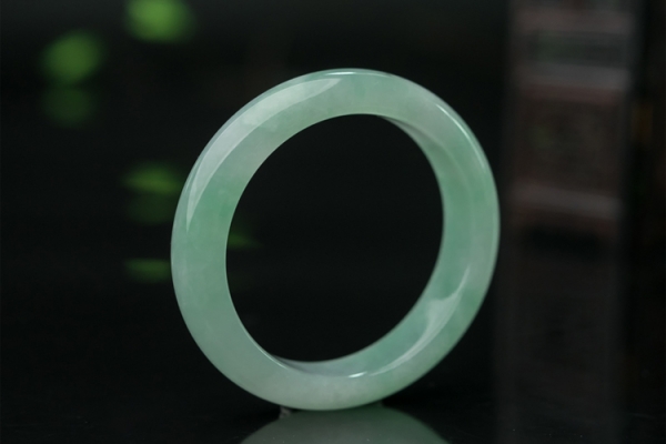翡翠a貨手鐲淺綠色手鐲圖片欣賞