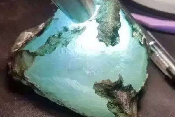 原石一刀切飛400萬，翡翠賭石背后有何秘密？