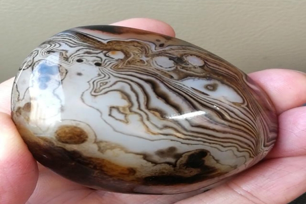 纏絲瑪瑙作用有哪些？纏絲瑪瑙長什么樣？
