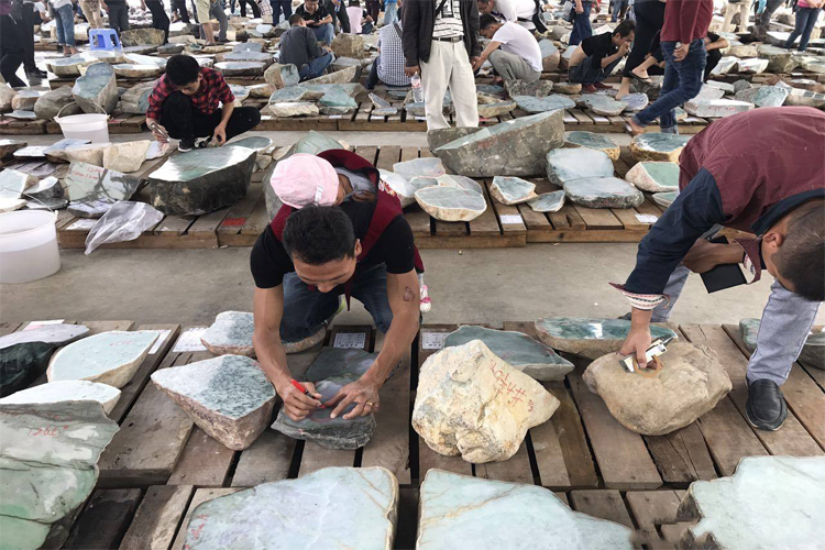 a貨翡翠價位與什么因素有關(guān)？（3）