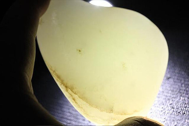 燈光下的真假和田白玉，用電筒怎么看玉的真假？（4）