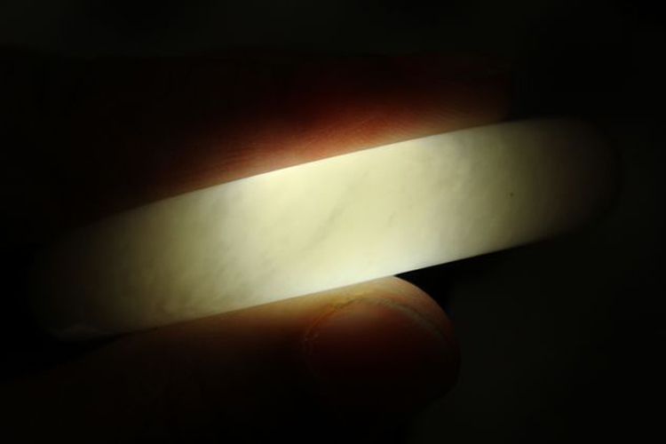 燈光下的真假和田白玉，用電筒怎么看玉的真假？（3）