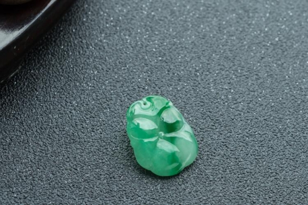 翡翠和和田玉哪個(gè)養(yǎng)人？