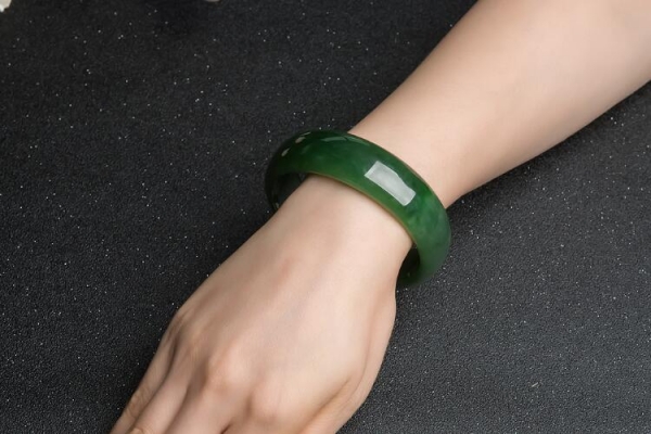 和田碧玉手鐲價格貴嗎？碧玉手鐲價格受哪些因素影響？