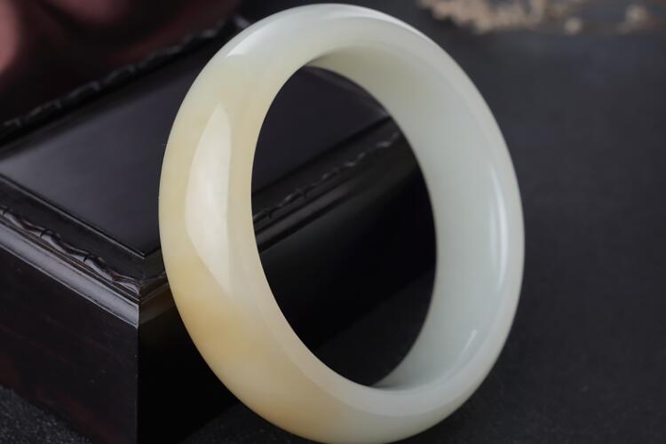 不同種類的和田玉手鐲多少錢？和田玉手鐲貴不貴？（4）
