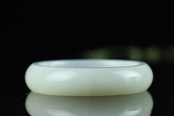 不同種類的和田玉手鐲多少錢？和田玉手鐲貴不貴？