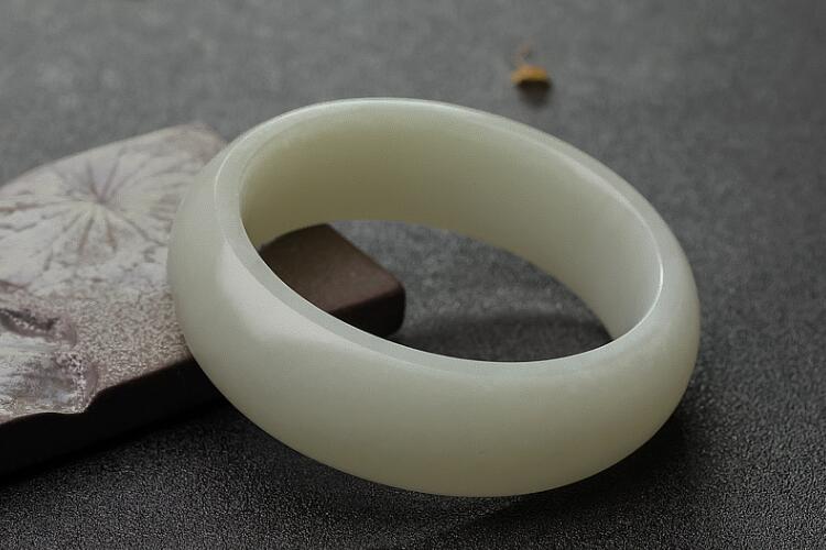 和田玉手鐲價(jià)格及圖片欣賞，市場(chǎng)上的和田玉多少錢？（1）
