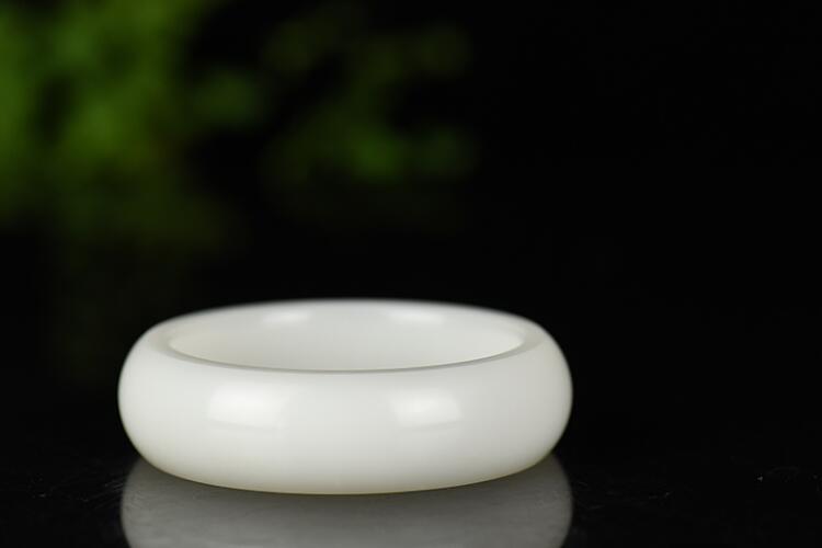 羊脂玉手鐲價(jià)格是多少？市場(chǎng)上的羊脂玉貴嗎？（2）