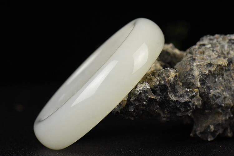 羊脂玉手鐲價(jià)格是多少？市場(chǎng)上的羊脂玉貴嗎？（5）