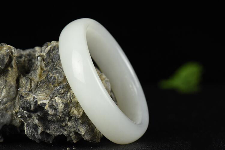 羊脂玉手鐲價(jià)格是多少？市場(chǎng)上的羊脂玉貴嗎？（7）
