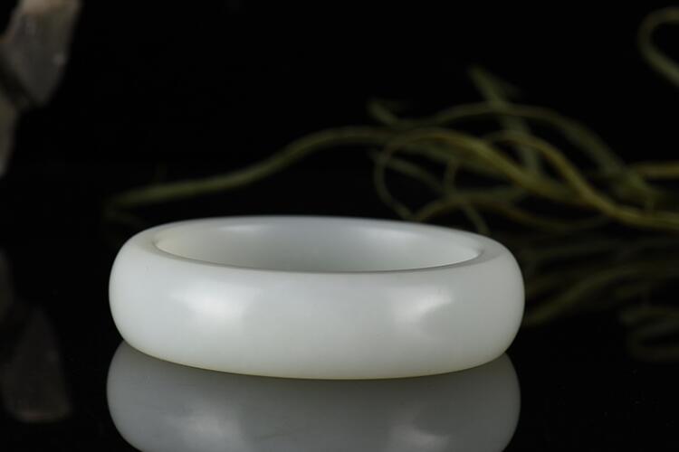 羊脂玉手鐲價(jià)格是多少？市場(chǎng)上的羊脂玉貴嗎？（6）