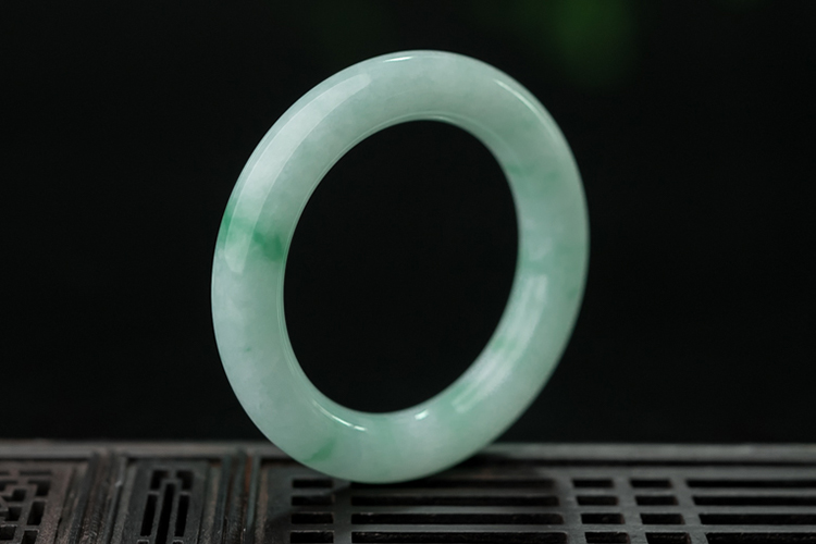 一般的玉鐲子多少錢(qián)？翡翠手鐲圖片及價(jià)格（4）