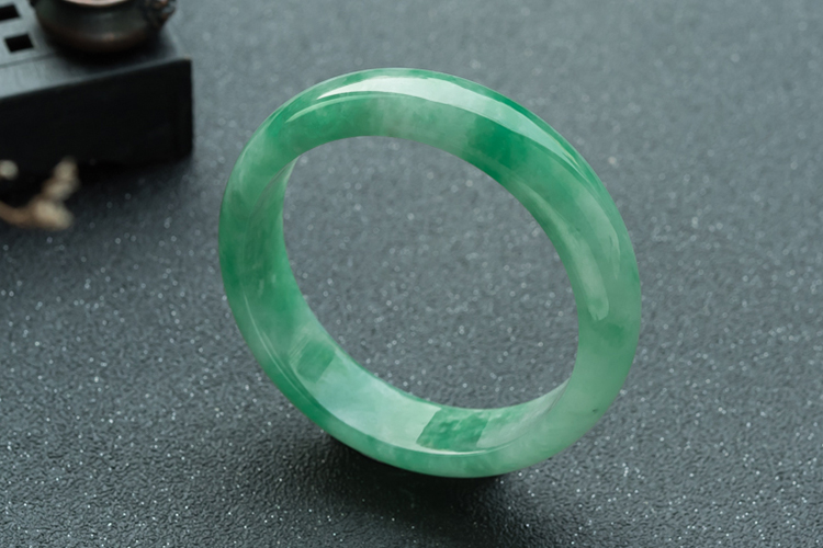 一般的玉鐲子多少錢(qián)？翡翠手鐲圖片及價(jià)格（6）