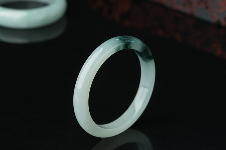 一般的玉鐲子多少錢(qián)？翡翠手鐲圖片及價(jià)格（5）