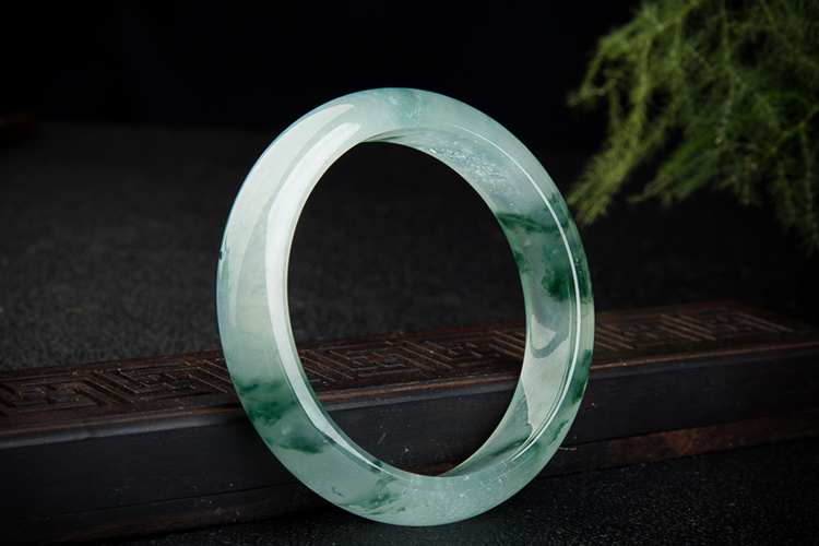 一般的玉鐲子多少錢(qián)？翡翠手鐲圖片及價(jià)格（8）