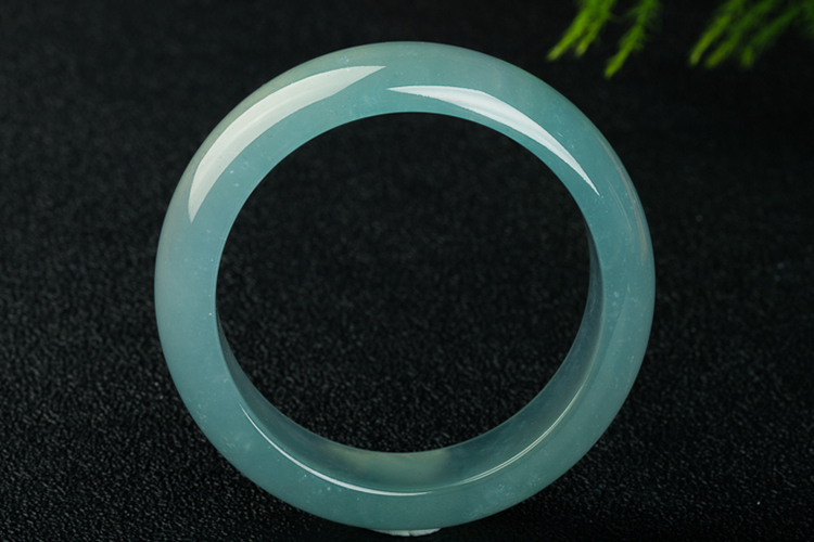 一般的玉鐲子多少錢(qián)？翡翠手鐲圖片及價(jià)格（9）