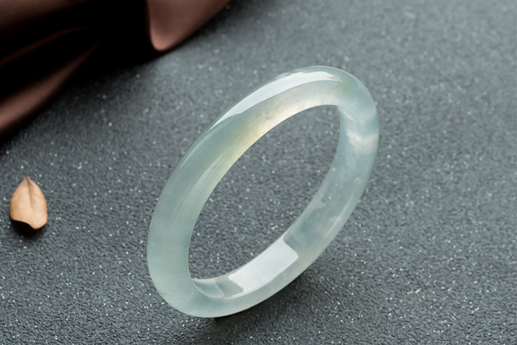 一般的玉鐲子多少錢(qián)？翡翠手鐲圖片及價(jià)格（7）