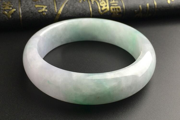 白底青翡翠手鐲該如何挑選？白底青翡翠手鐲圖片（8）