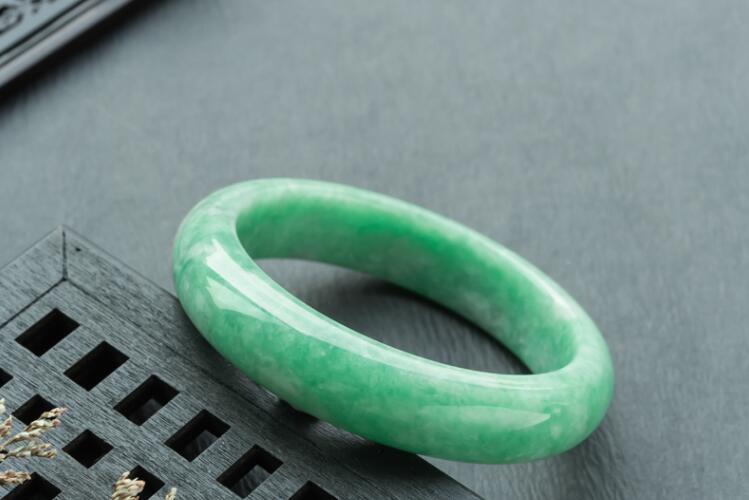 翡翠的價(jià)格和顏色的關(guān)系，不同顏色的翡翠價(jià)格相差多少？（8）
