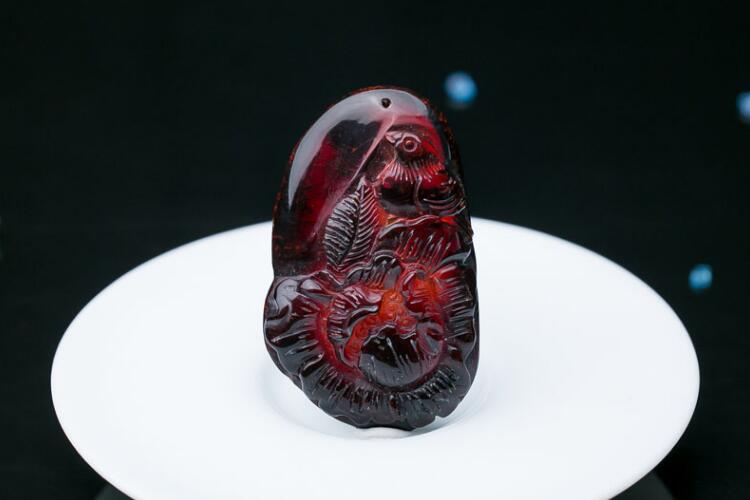 血珀多少錢一克？天然血珀價(jià)格和哪些因素有關(guān)系？（3）