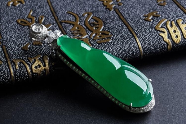 翡翠吊墜圖片欣賞，滿綠翡翠到底有多美！