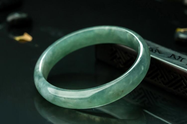 油青翡翠手鐲到底值不值錢？油青翡翠多少錢？