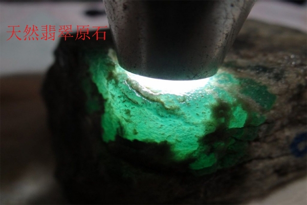 如何鑒定翡翠原石的真假？翡翠原石造假方法有哪些？