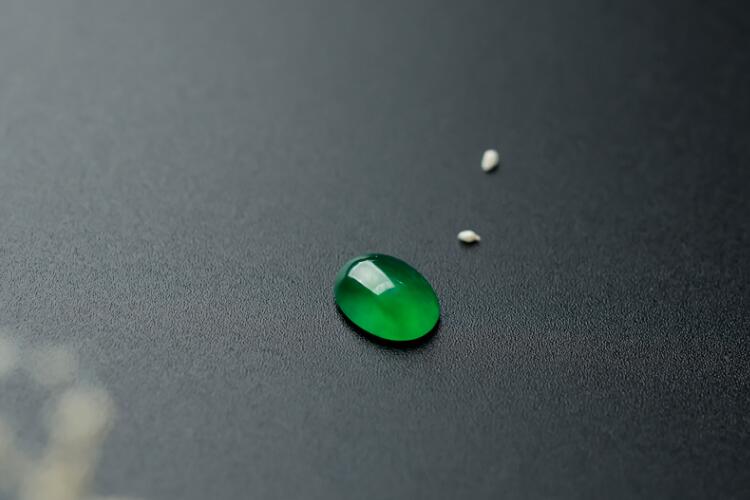 戒面翡翠應(yīng)該如何挑選？翡翠戒面圖片大全（3）