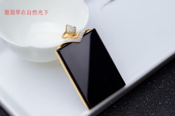 墨翠的鑒別特點(diǎn)有哪些？如何區(qū)分墨翠和其他黑色玉石？