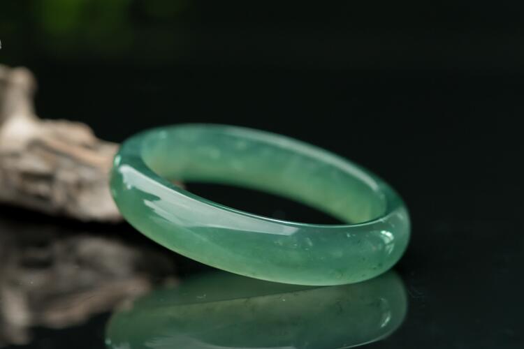滿綠翡翠手鐲的價(jià)值如何？該怎么挑選滿綠翡翠？（2）