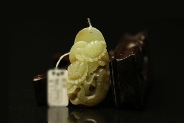 岫玉黃白老玉究竟是什么玉石？它的價(jià)值高嗎？