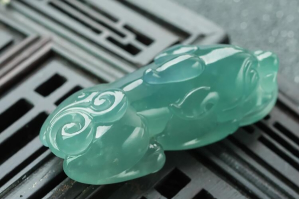 油青種翡翠的等級(jí)區(qū)分，如何鑒別油青翡翠的價(jià)值？