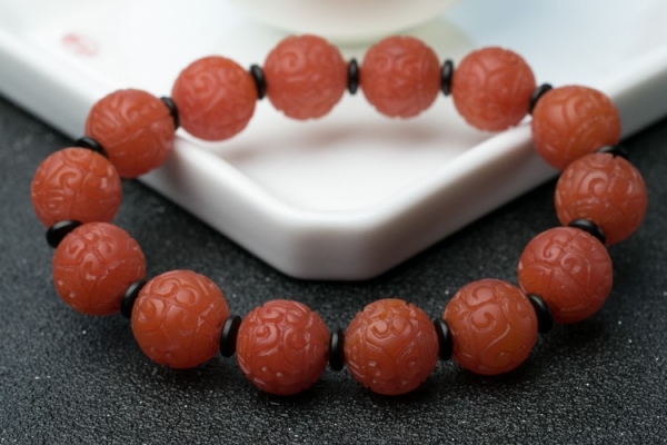 南紅保養(yǎng)有什么值得注意的地方？南紅保養(yǎng)可千萬(wàn)別放這些錯(cuò)誤