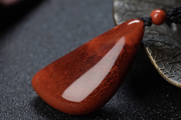 南紅火焰紋如何挑選？挑選南紅火焰紋的關(guān)鍵是什么？
