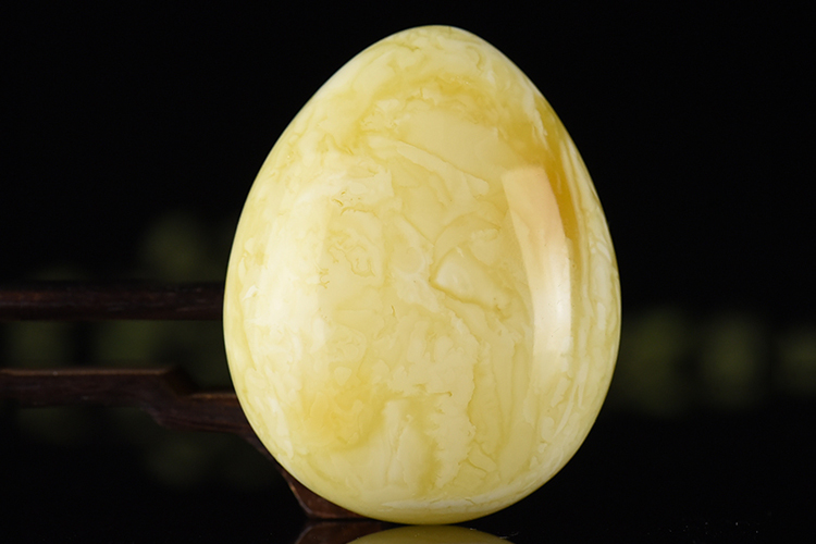 蜜蠟真?zhèn)稳绾慰?教你根據(jù)蜜蠟的特點(diǎn)來(lái)看蜜蠟真?zhèn)危?）