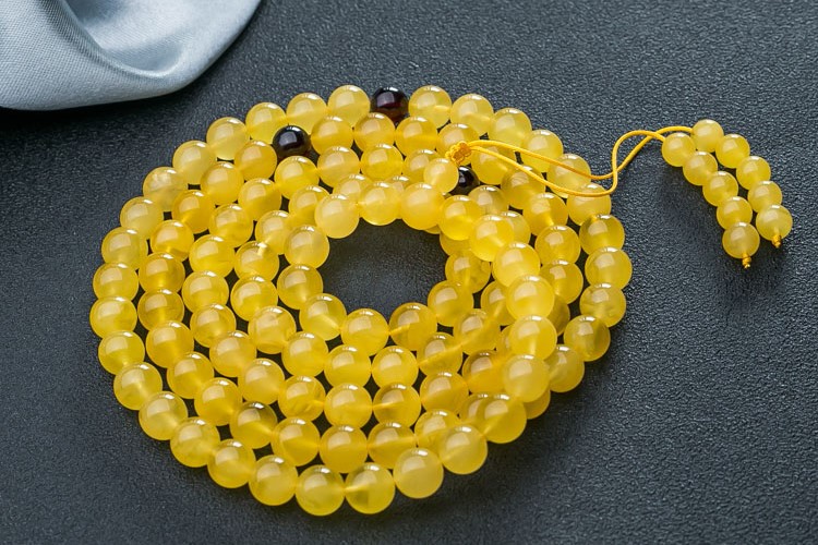 蜜蠟真?zhèn)稳绾慰?教你根據(jù)蜜蠟的特點(diǎn)來(lái)看蜜蠟真?zhèn)危?）