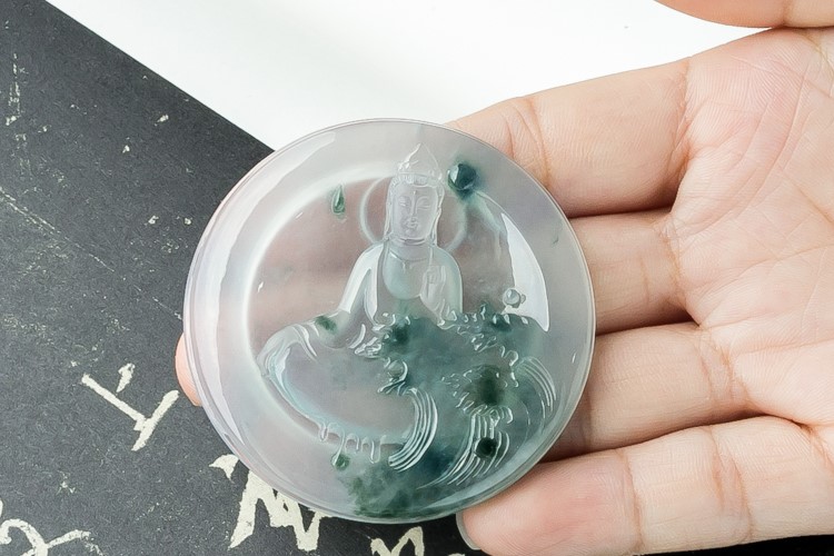 假翡翠在紫光燈下圖片有什么特點？教你如何用紫光燈辨別假翡翠（2）