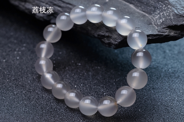 南紅瑪瑙荔枝凍和冰飄料的區(qū)別是什么？二者誰的價格更高一些？