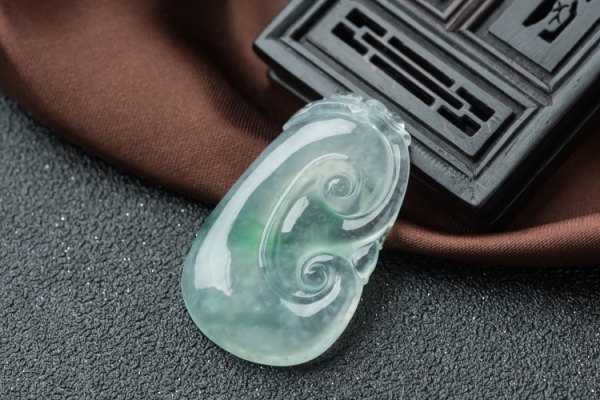 怎樣識別翡翠的真假？教你如何看真假翡翠？