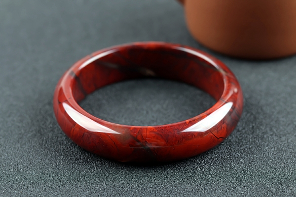 雞血玉手鐲價(jià)格是多少？雞血玉手鐲價(jià)格介紹