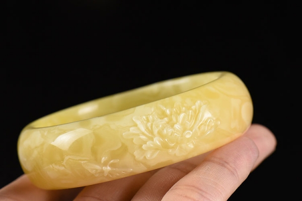 蜜蠟手鐲為何比精雕品還貴？蜜蠟手鐲的秘密